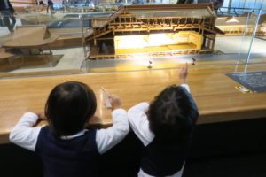 東京都江戸東京博物館は2歳でもたっぷり遊べる！ | 常設展の様子をご紹介