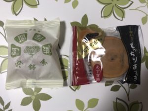 京銘菓の「阿闍梨餅」と中村屋の「もっちりあずき」の比較